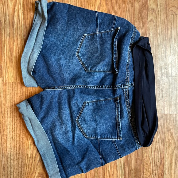 MATERNITY SHORTS SIZE LARGE - Picture 2 of 2